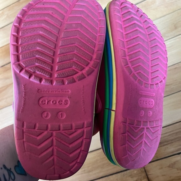 Crocs pink with rainbow band youth clogs - Picture 4 of 4